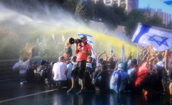 האנרכיה: מפגינים חסמו את כביש בגין ופונו. צפו