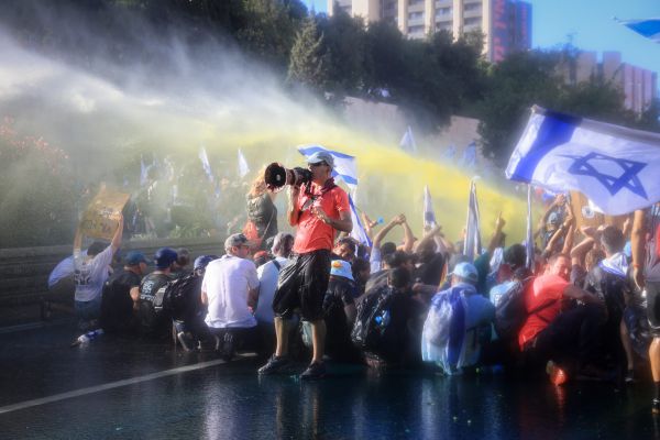 האנרכיה: מפגינים חסמו את כביש בגין ופונו. צפו
