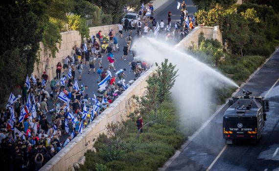 השמאל הפסיד ומתפרע: עשרות חסימות כבישים