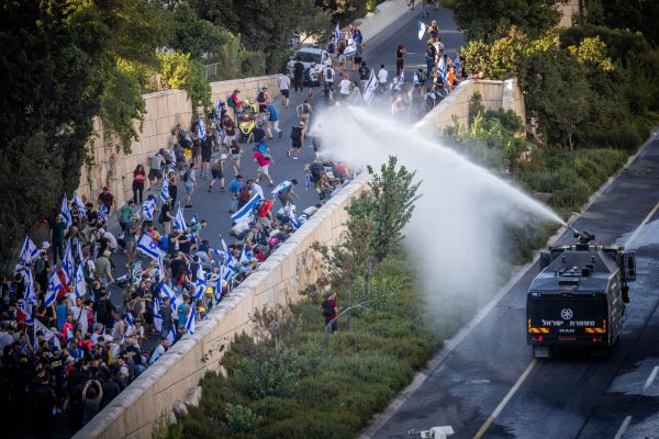 השמאל הפסיד ומתפרע: עשרות חסימות כבישים
