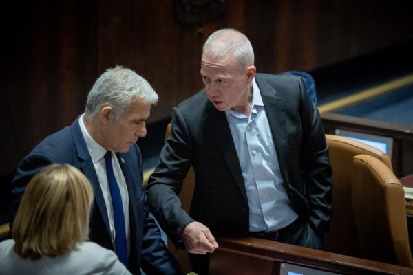 נחשפה ההתכתבות בין גלנט ללפיד בזמן ההצבעה