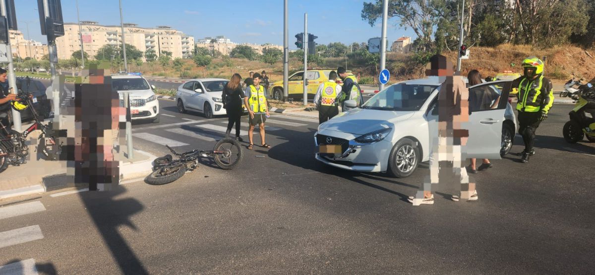 נתניה: רוכב אופניים נפגע מרכב ופונה במצב קשה