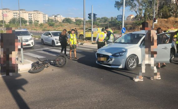 נתניה: רוכב אופניים נפגע מרכב ופונה במצב קשה