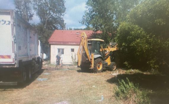 רב עם השכנה והרס לה את החצר עם מחפרון