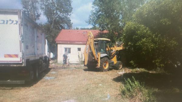 רב עם השכנה והרס לה את החצר עם מחפרון