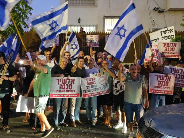 הפגנה מול ביתו של אלשיך: 'די לשתיקה, דורשים חקירה'
