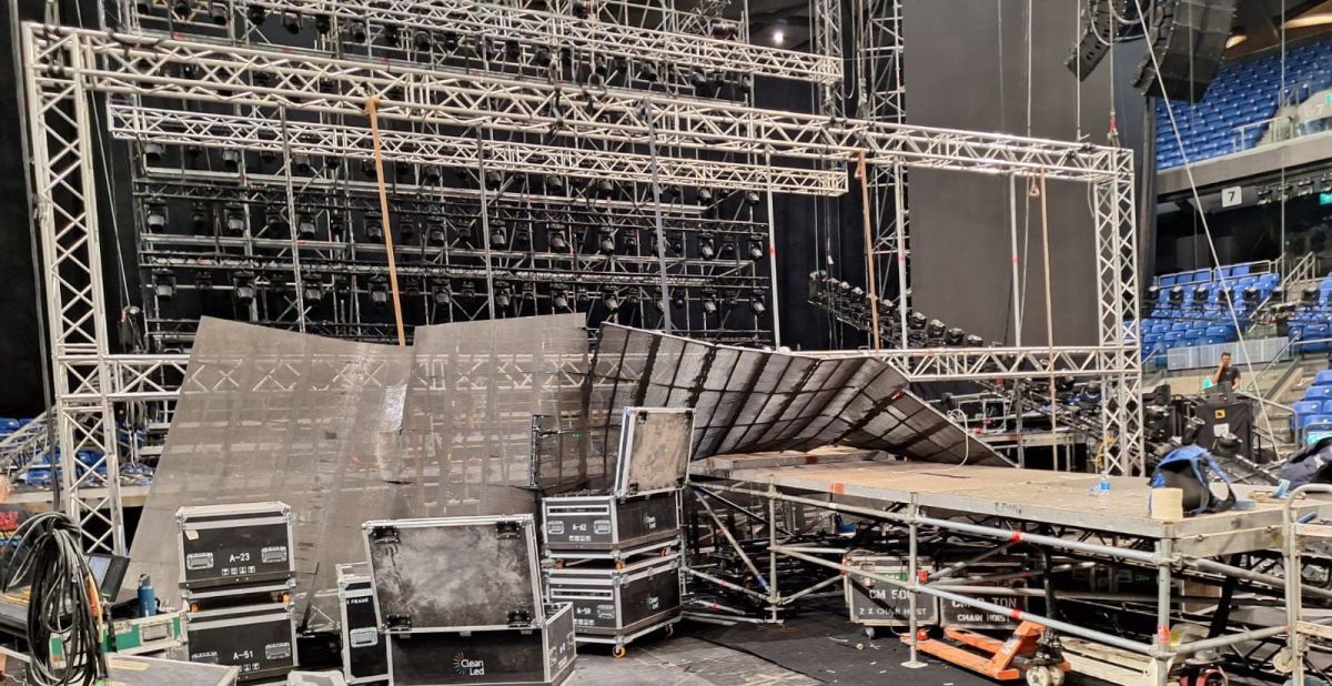 רגע לפני הופעתה של שרית חדד: מסכי הלד קרסו לרצפה