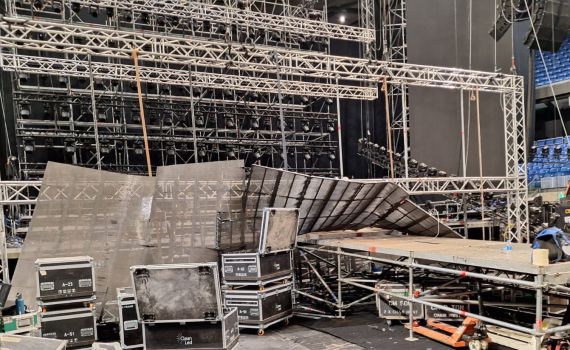 רגע לפני הופעתה של שרית חדד: מסכי הלד קרסו לרצפה