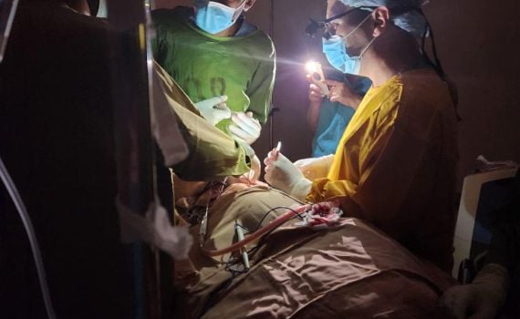 באמצע ניתוח החשמל נפל – המנתח המשיך עם פנס