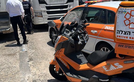 פצוע אנוש כתוצאה מפגיעת משאית בבית שמש