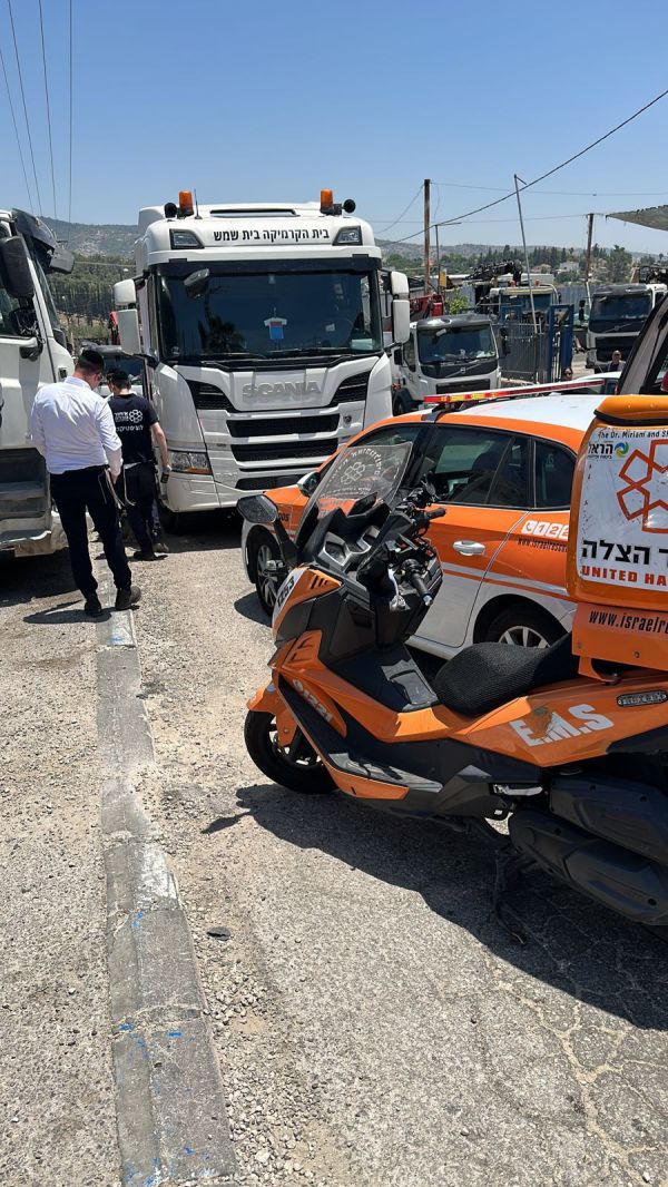 פצוע אנוש כתוצאה מפגיעת משאית בבית שמש