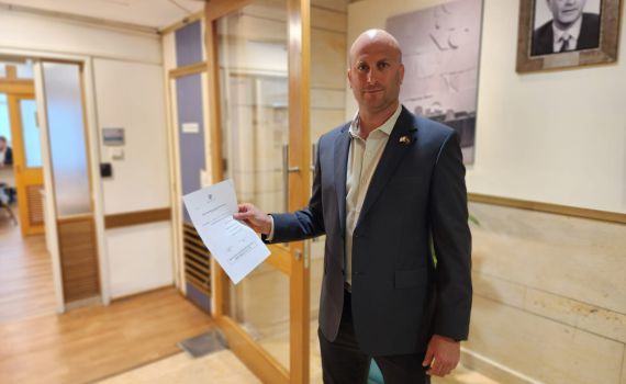 שבוע לפני הבחירות, נציג הקואליציה הגיש מועמדות