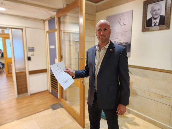 שבוע לפני הבחירות, נציג הקואליציה הגיש מועמדות