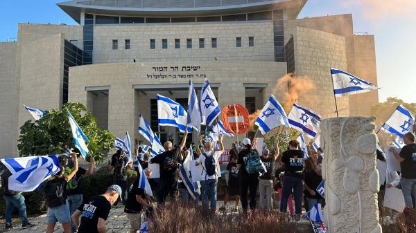 צפו: עשרות מפגינים בישיבת הר המור בירושלים