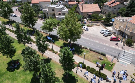 מרגש: נוער בית אל ליווה בדגלים את משפחת הנופל
