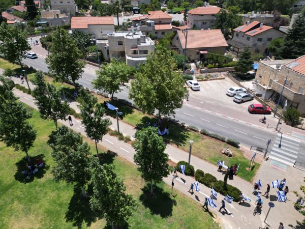 מרגש: נוער בית אל ליווה בדגלים את משפחת הנופל