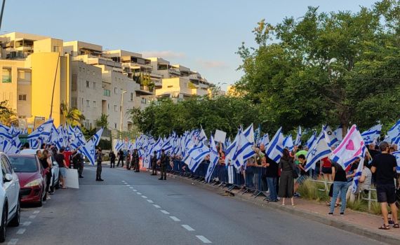 ברחבי הארץ: הפגנות מול בתיהם של חברי הקואליציה