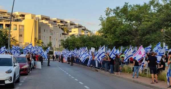 ברחבי הארץ: הפגנות מול בתיהם של חברי הקואליציה