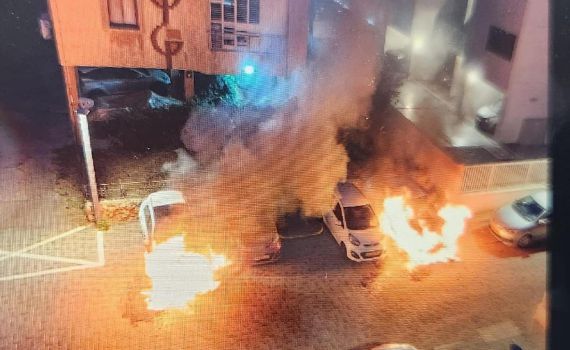 חשד להצתה בהרצליה: 4 רכבים הועלו באש