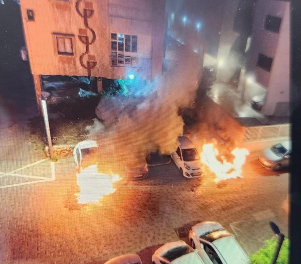 חשד להצתה בהרצליה: 4 רכבים הועלו באש