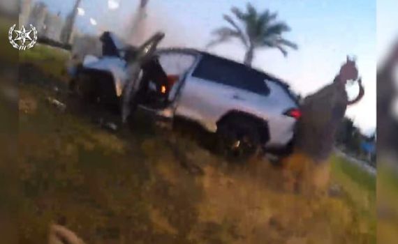 בתום מרדף: השוטר חילץ את החשוד מרכב בוער. צפו