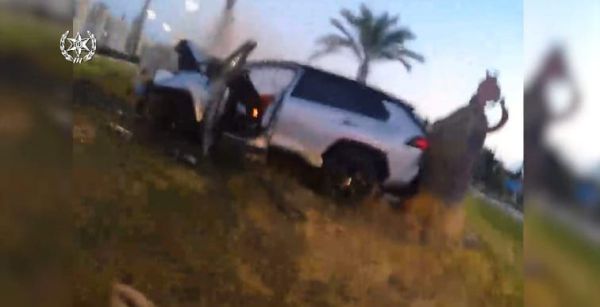 בתום מרדף: השוטר חילץ את החשוד מרכב בוער. צפו