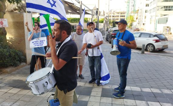 לפני השביתה: הפגנה מול ביתו של מנכ"ל רשת ביג