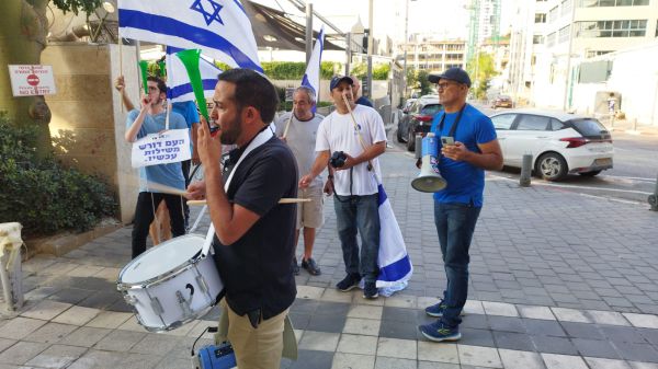 לפני השביתה: הפגנה מול ביתו של מנכ"ל רשת ביג