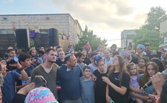 מרגש: המשפחה השכולה בשירת אני מאמין. צפו