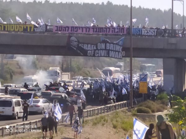 לקתה בהתקף לב, צוותי ההצלה עוכבו בגלל המחאה