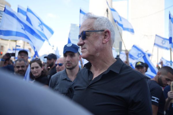 גנץ למשטרה: "להפעיל מינימום כוח על המפגינים"