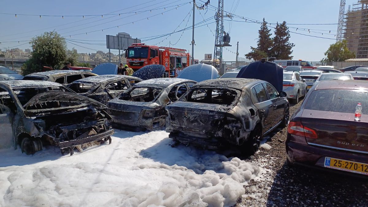 כלי רכב פרטיים עלו באש במזרח ירושלים