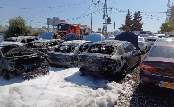 כלי רכב פרטיים עלו באש במזרח ירושלים