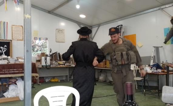 מרגש: החייל שנפל בג'נין רוקד בפורים בחומש. צפו