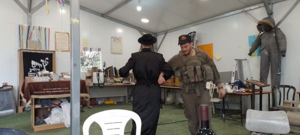 מרגש: החייל שנפל בג'נין רוקד בפורים בחומש. צפו