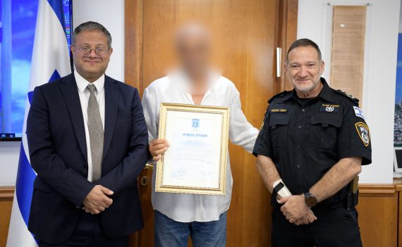 האזרח שנטרל את המחבל בת"א קיבל תעודת הוקרה