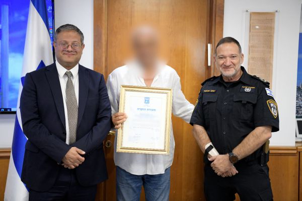 האזרח שנטרל את המחבל בת"א קיבל תעודת הוקרה