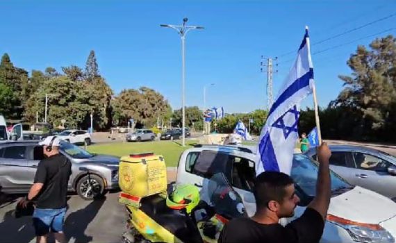 כמחאה נגד השמאל: פעילי ימין חסמו כניסה לקיבוץ בשרון