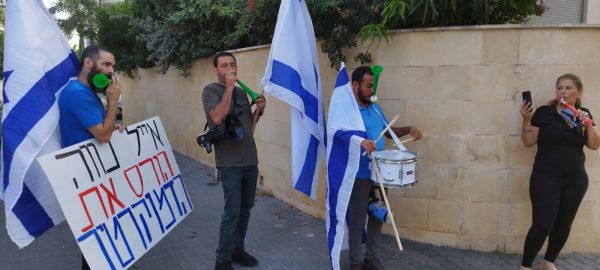 הפגנה מול מוביל מחאת השמאל: 'הורס הדמוקרטיה'