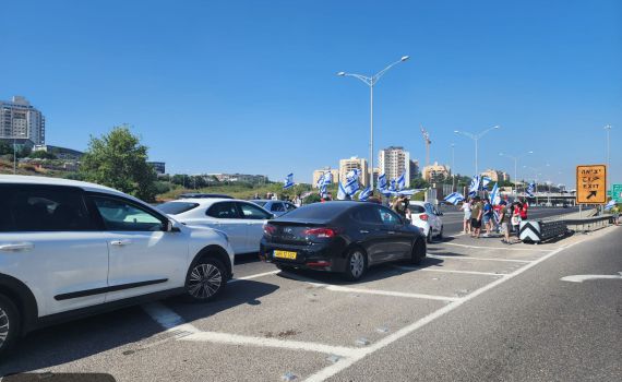 במהלך הבוקר: המפגינים חסמו כבישים מרכזיים