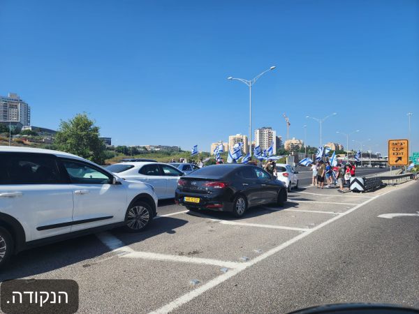 במהלך הבוקר: המפגינים חסמו כבישים מרכזיים