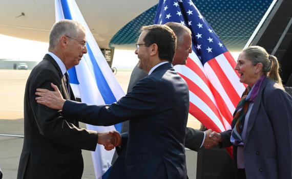 לקראת הפגישה עם ביידן: הרצוג נחת בוושינגטון