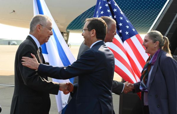 לקראת הפגישה עם ביידן: הרצוג נחת בוושינגטון