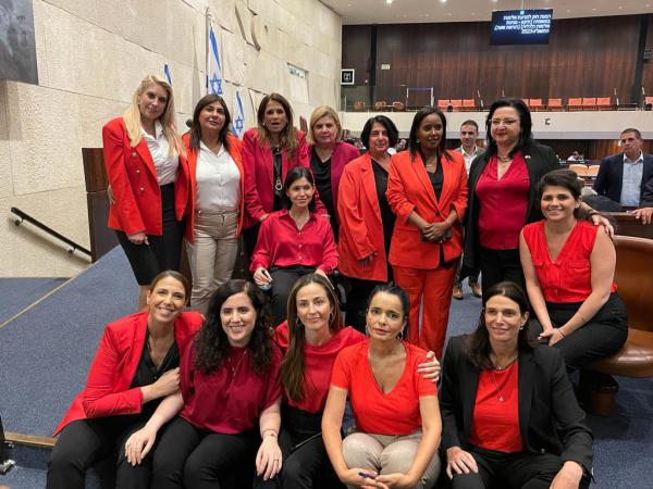 מחאה אדומה: הגימיק של חברות האופוזיציה במליאה