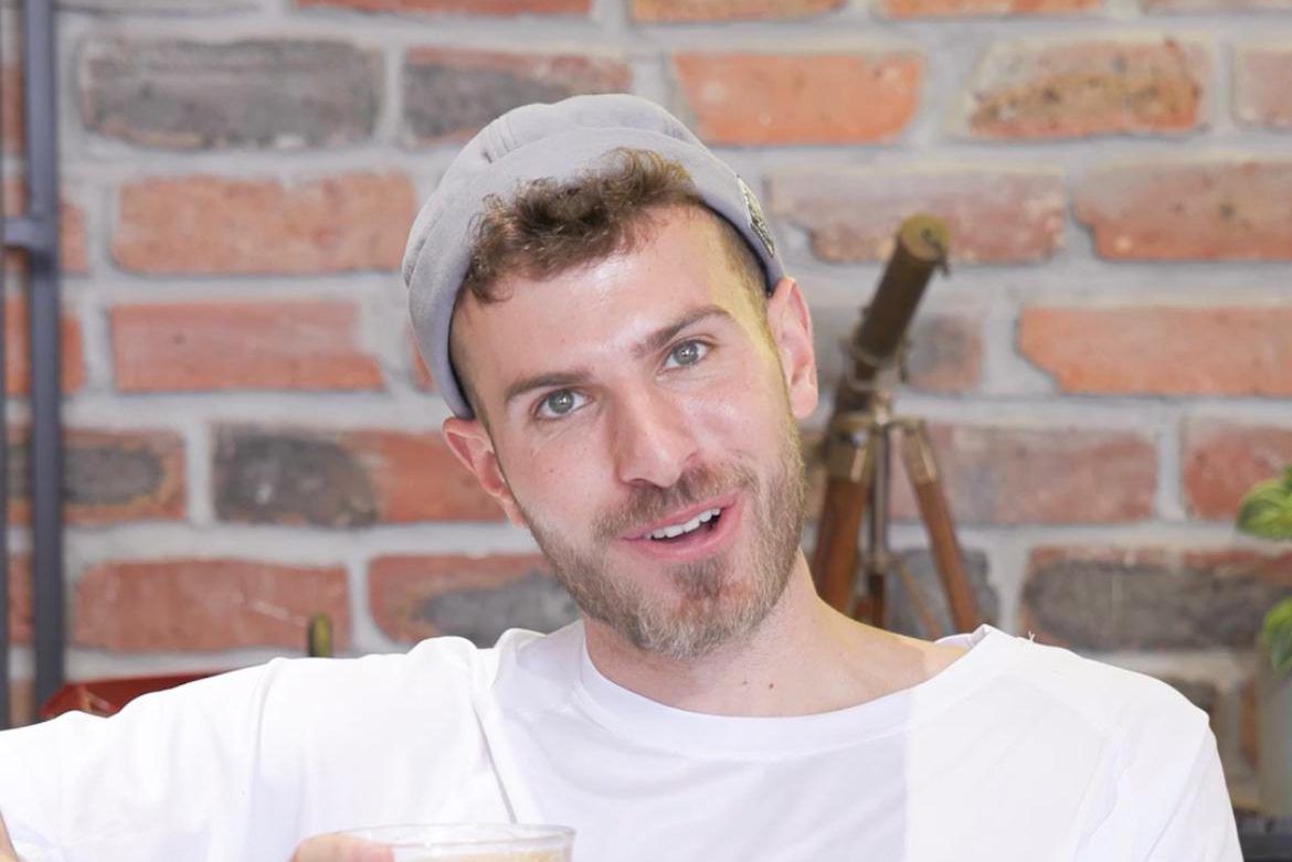 קורע: הזקנים שממציאים את המדבקות בוואטסאפ