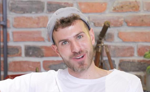 קורע: הזקנים שממציאים את המדבקות בוואטסאפ