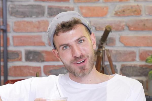 קורע: הזקנים שממציאים את המדבקות בוואטסאפ