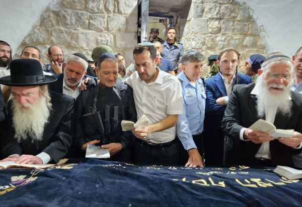 לראשונה בקבר יוסף: מפכ"ל משטרה הגיע לביקור. צפו