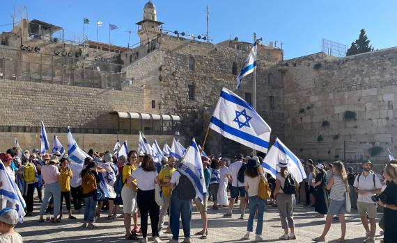 לפני הדיון: מאות מפגינים בכותל בתפילה לאחדות