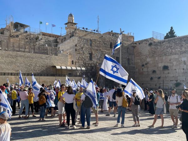 לפני הדיון: מאות מפגינים בכותל בתפילה לאחדות